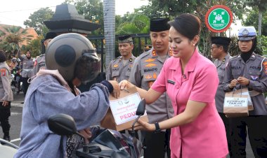 Ramadhan-Berkah,-Polres-Kediri-Kota-dan-Bhayangkari-Berbagi-Takjil-Jelang-Berbuka-Puasa